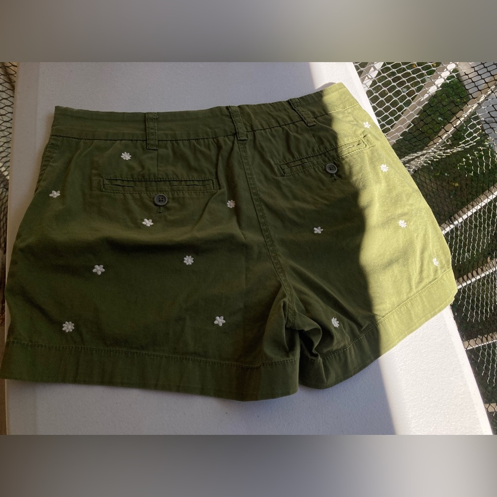 J Crew Green Chinos White Embroidered Flowers All Over Daisy Cotton Shorts - Picture 12 of 17